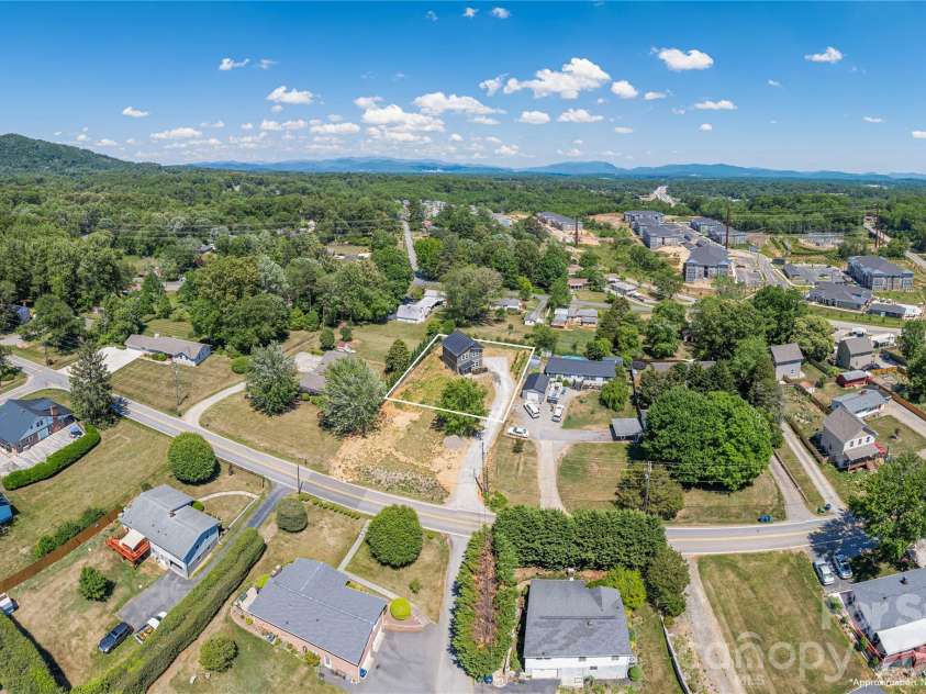 32 Oak Hill Road, Candler, NC 28715.  MLS# CAR4384964, YatesRealty ID 24100. 