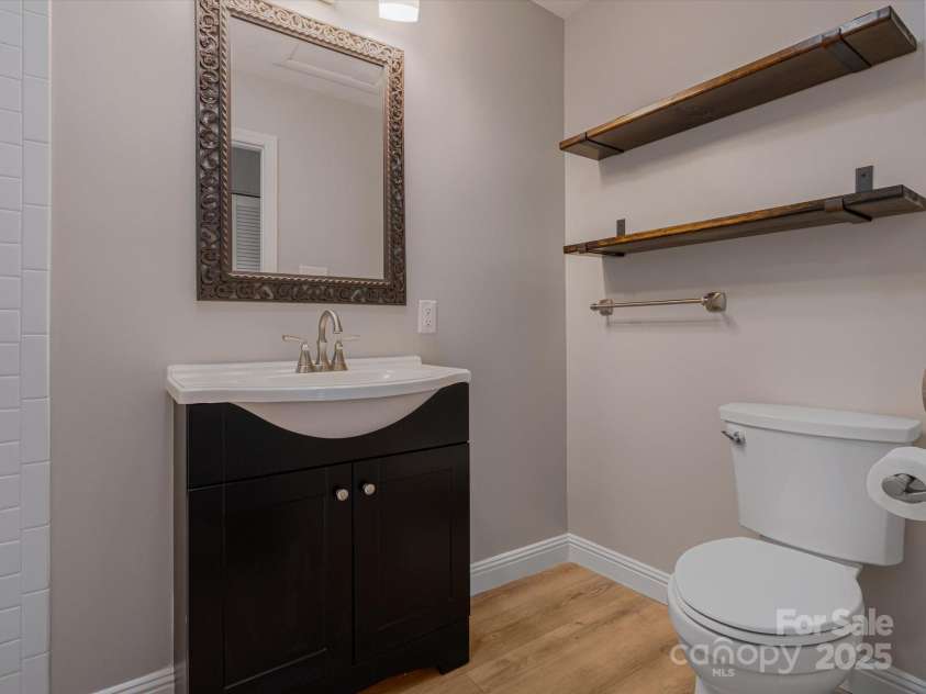 74 Hi Alta Avenue, Asheville, NC 28806.  MLS# CAR4273478, YatesRealty ID 24100. Hallway full bath