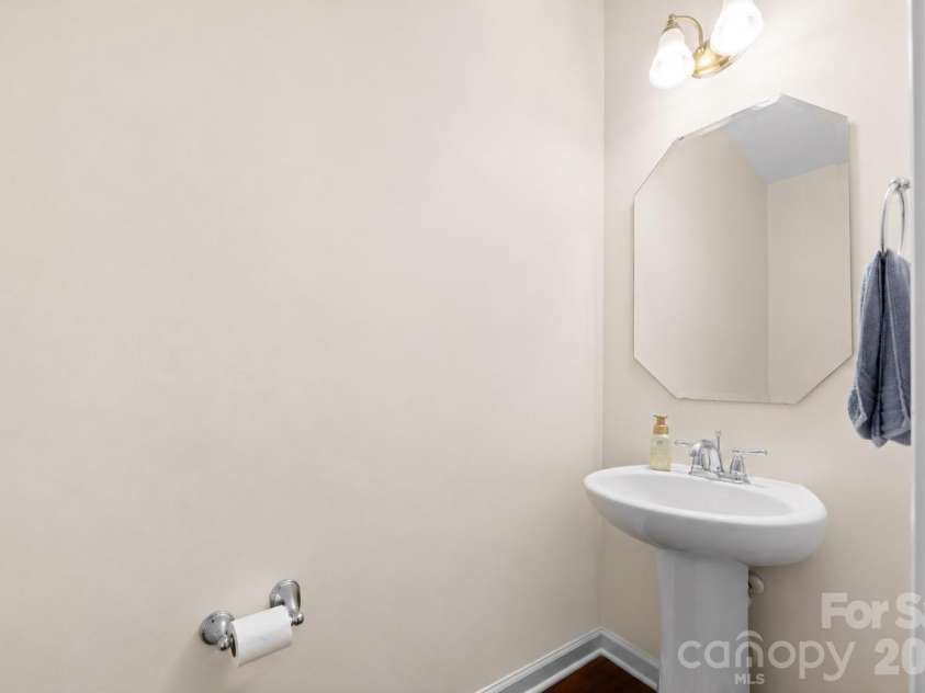 427 Inlet Place Drive, Winston Salem, NC 27127.  MLS# CAR4384907, YatesRealty ID 24101. Half bathroom on first floor
