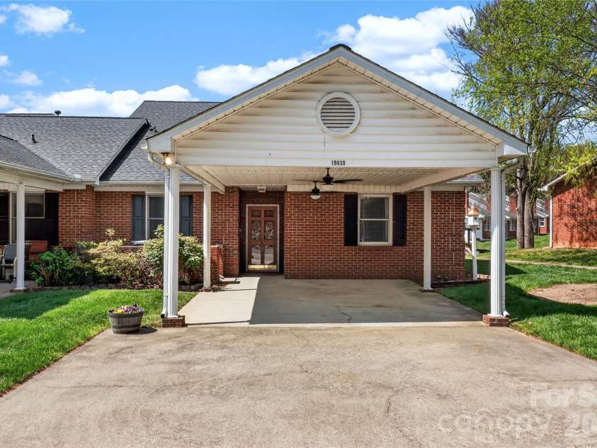 19830 Oak Leaf Circle, Cornelius, NC 28031.  MLS# CAR4362846, YatesRealty ID 24102. 