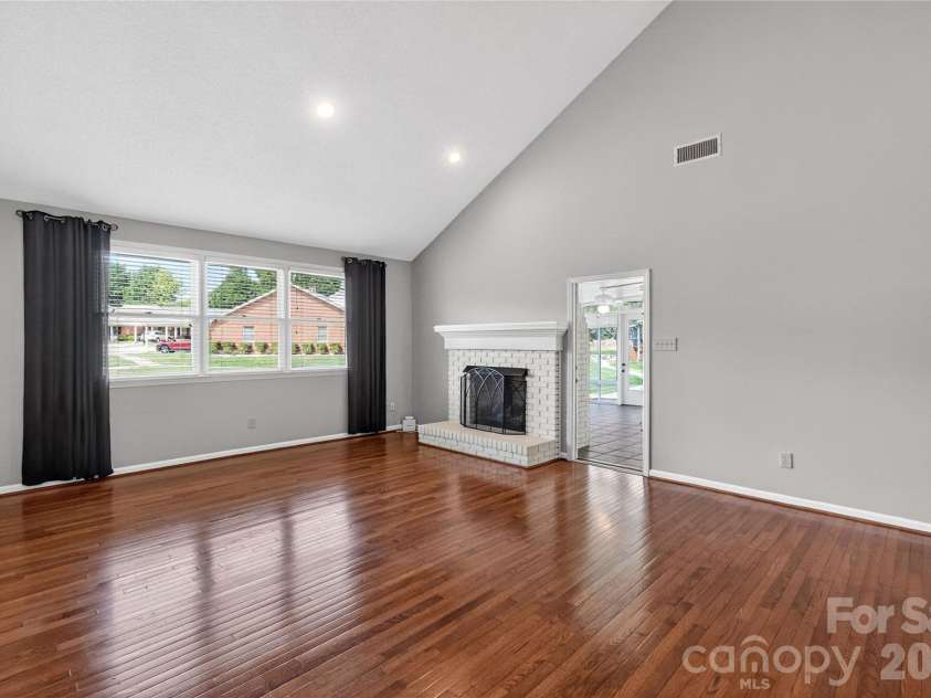 19830 Oak Leaf Circle, Cornelius, NC 28031.  MLS# CAR4362846, YatesRealty ID 24102. 