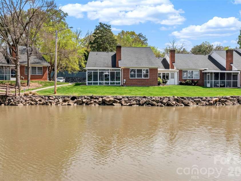 19830 Oak Leaf Circle, Cornelius, NC 28031.  MLS# CAR4362846, YatesRealty ID 24102. 