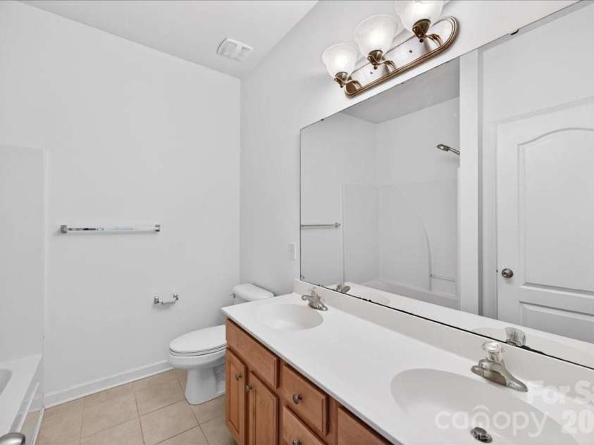 428 Ranelagh Drive, Waxhaw, NC 28173.  MLS# CAR4370707, YatesRealty ID 24103. 2nd floor hall bath