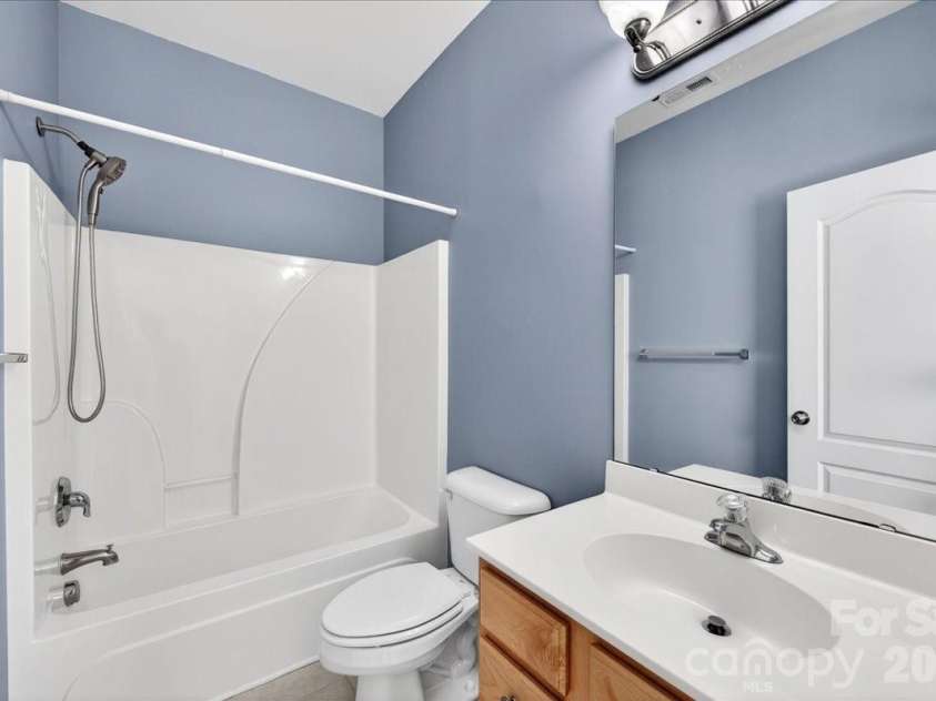 428 Ranelagh Drive, Waxhaw, NC 28173.  MLS# CAR4370707, YatesRealty ID 24103. En suite bathroom