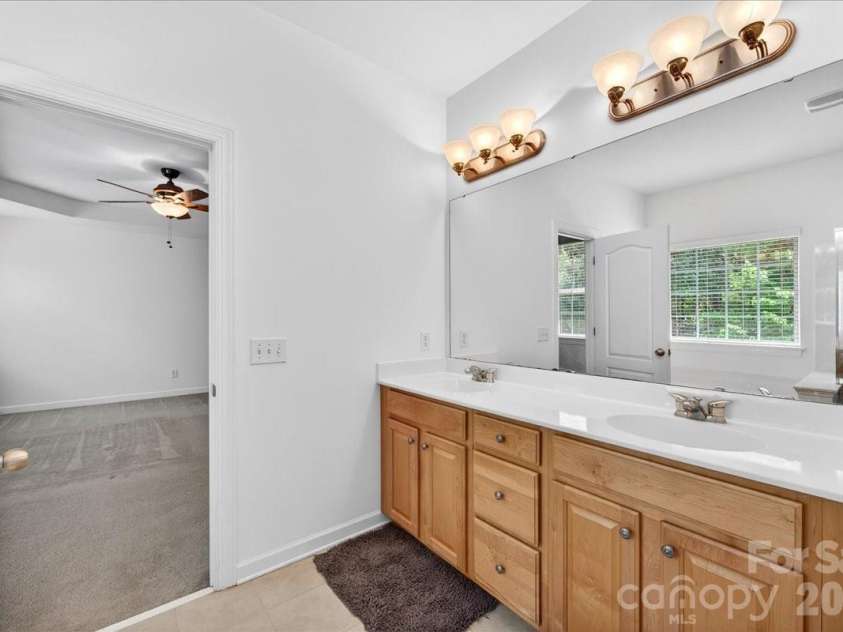 428 Ranelagh Drive, Waxhaw, NC 28173.  MLS# CAR4370707, YatesRealty ID 24103. Owners' bath