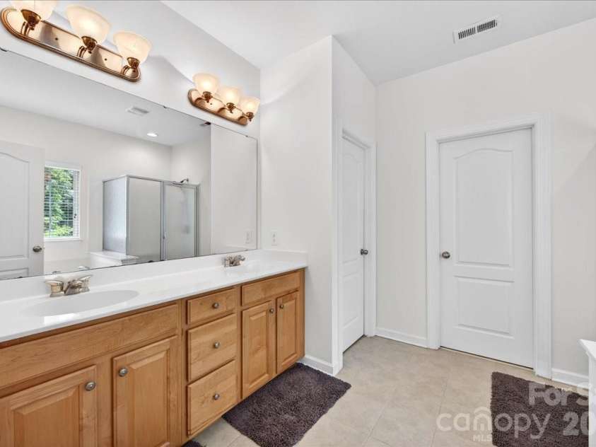 428 Ranelagh Drive, Waxhaw, NC 28173.  MLS# CAR4370707, YatesRealty ID 24103. Owners' bath