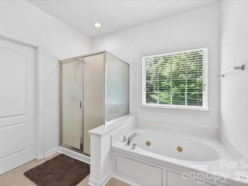 428 Ranelagh Drive, Waxhaw, NC 28173.  MLS# CAR4370707, YatesRealty ID 24103. Owners' bath