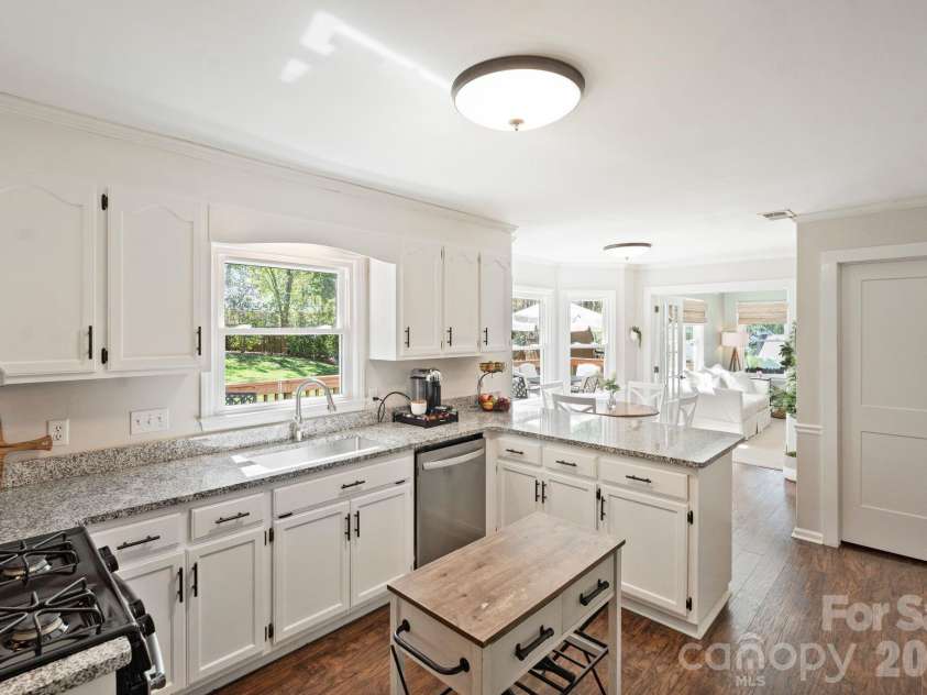 110 Steuben Drive, Huntersville, NC 28078.  MLS# CAR4362724, YatesRealty ID 24105. Bright and open kitchen 