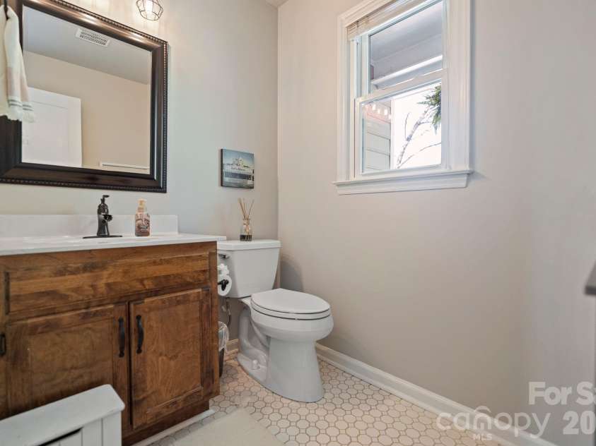 110 Steuben Drive, Huntersville, NC 28078.  MLS# CAR4362724, YatesRealty ID 24105. Main level half bath