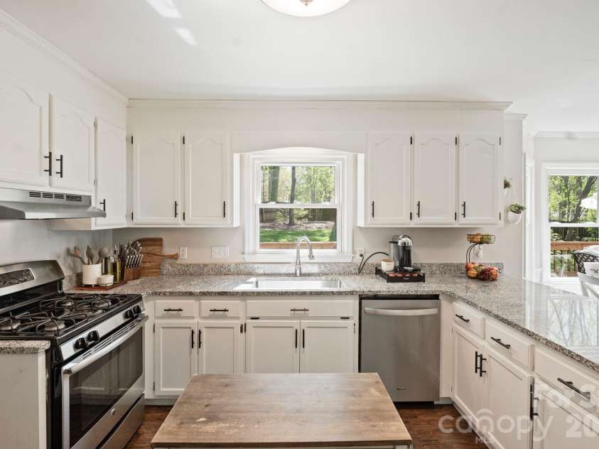 110 Steuben Drive, Huntersville, NC 28078.  MLS# CAR4362724, YatesRealty ID 24105. Stainless steel appliances, ample cabinets, and counter space