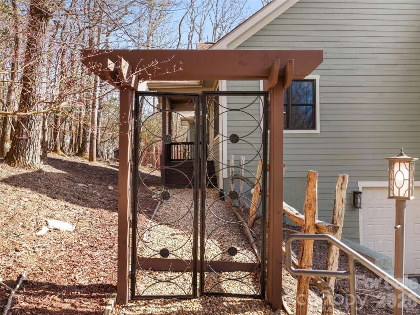 21 Sugar Maple Drive, Mills River, NC 28759.  MLS# CAR4358903, YatesRealty ID 24106. 