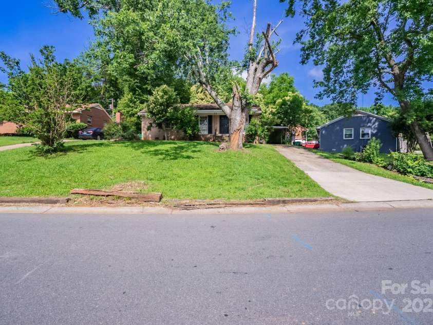 823 Yuma Street, Charlotte, NC 28213.  MLS# CAR4270222, YatesRealty ID 24108. 