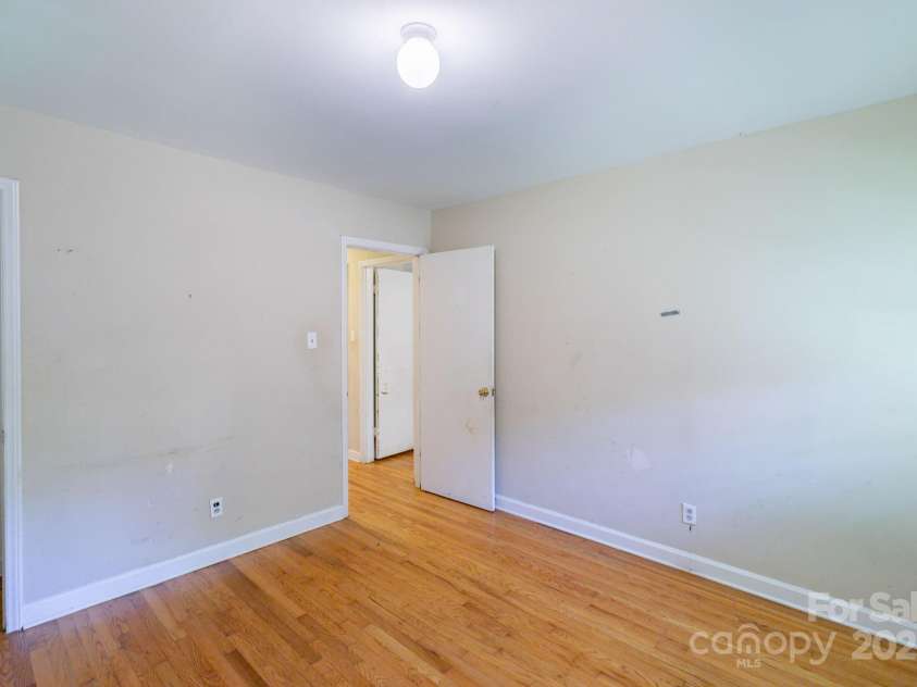823 Yuma Street, Charlotte, NC 28213.  MLS# CAR4270222, YatesRealty ID 24108. 
