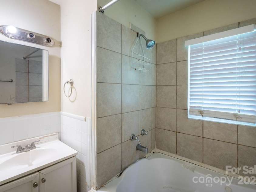 823 Yuma Street, Charlotte, NC 28213.  MLS# CAR4270222, YatesRealty ID 24108. 
