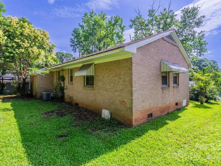 823 Yuma Street, Charlotte, NC 28213.  MLS# CAR4270222, YatesRealty ID 24108. 