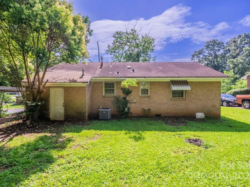 823 Yuma Street, Charlotte, NC 28213.  MLS# CAR4270222, YatesRealty ID 24108. 