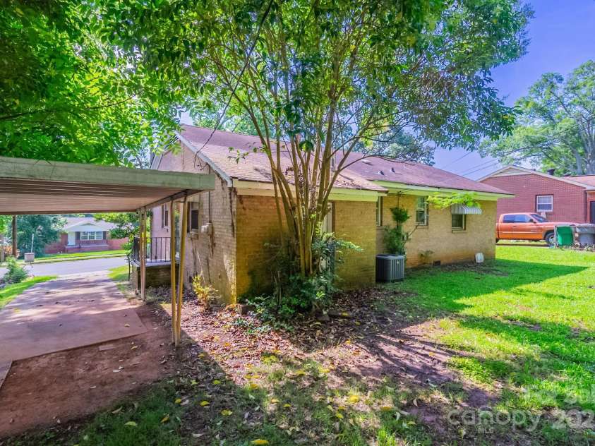823 Yuma Street, Charlotte, NC 28213.  MLS# CAR4270222, YatesRealty ID 24108. 
