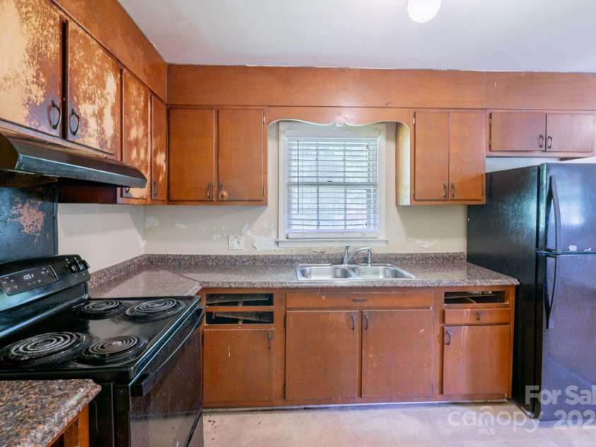 823 Yuma Street, Charlotte, NC 28213.  MLS# CAR4270222, YatesRealty ID 24108. 