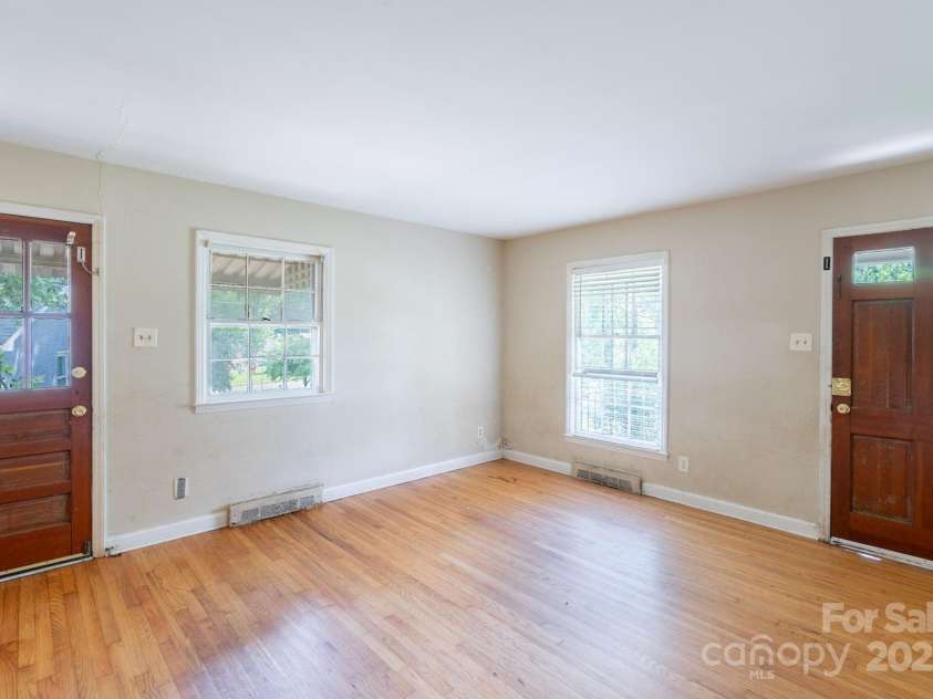 823 Yuma Street, Charlotte, NC 28213.  MLS# CAR4270222, YatesRealty ID 24108. 