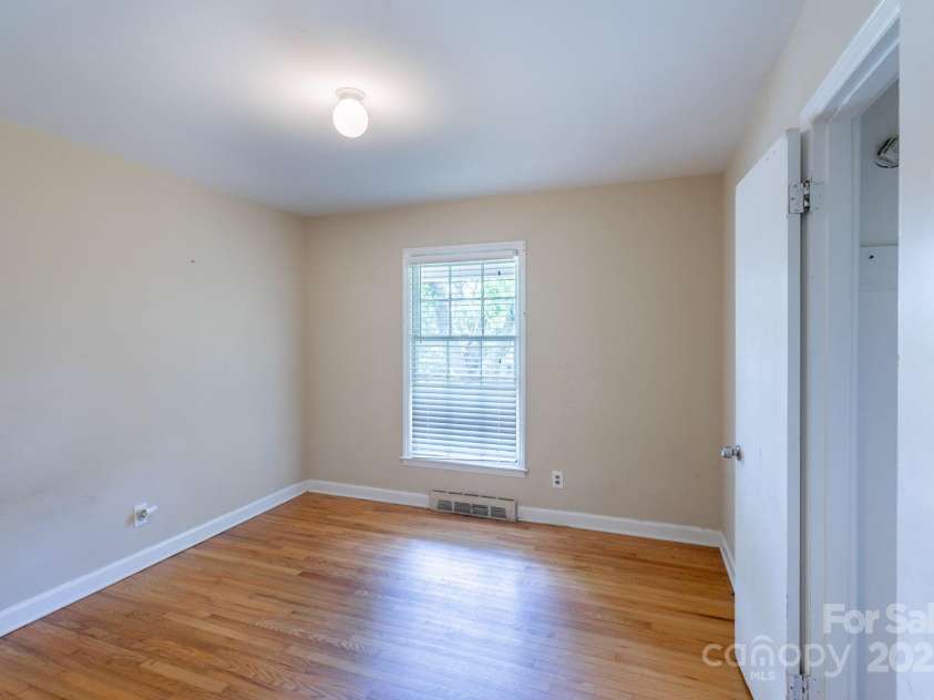 823 Yuma Street, Charlotte, NC 28213.  MLS# CAR4270222, YatesRealty ID 24108. 