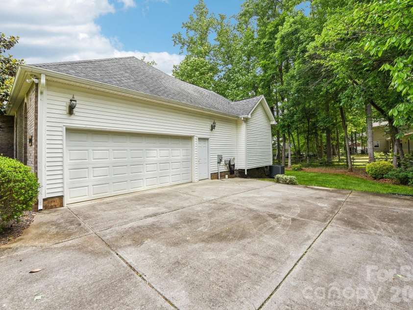 12200 Bronx Drive, Huntersville, NC 28078.  MLS# CAR4378213, YatesRealty ID 24110. 