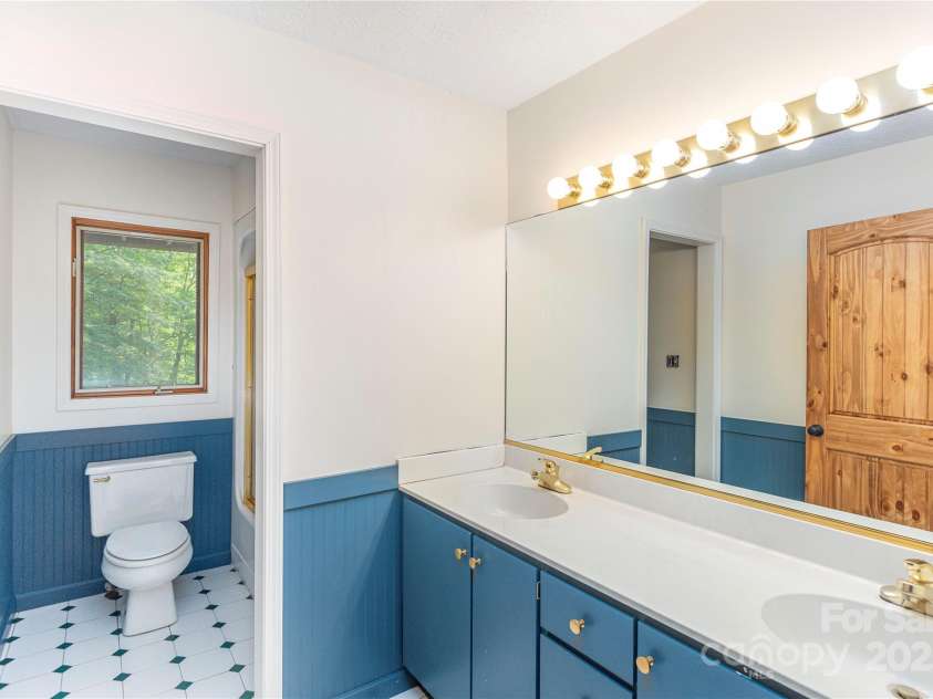 1227 Brush Creek Circle, Fairview, NC 28730.  MLS# CAR4265293, YatesRealty ID 24110. Bathroom #2