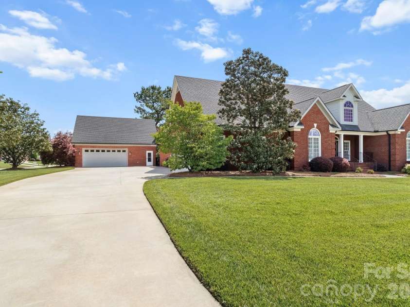 726 Tom Morris Lane, Concord, NC 28027.  MLS# CAR4382168, YatesRealty ID 24111. 