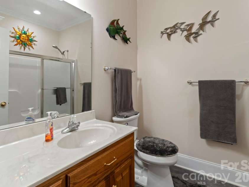 726 Tom Morris Lane, Concord, NC 28027.  MLS# CAR4382168, YatesRealty ID 24111. Upper full bath.