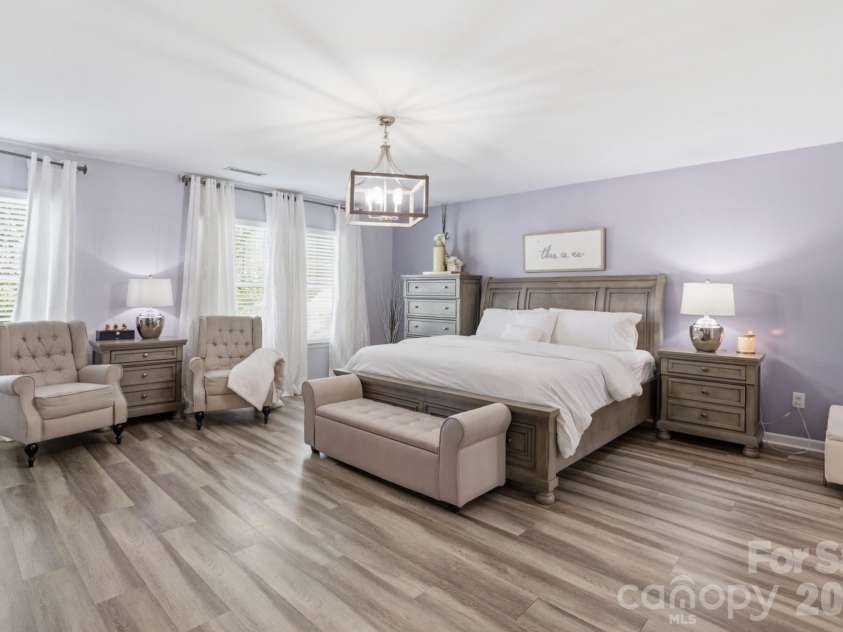 14227 Lake Crossing Drive, Charlotte, NC 28278.  MLS# CAR4372892, YatesRealty ID 24113. Beautiful Master Suite