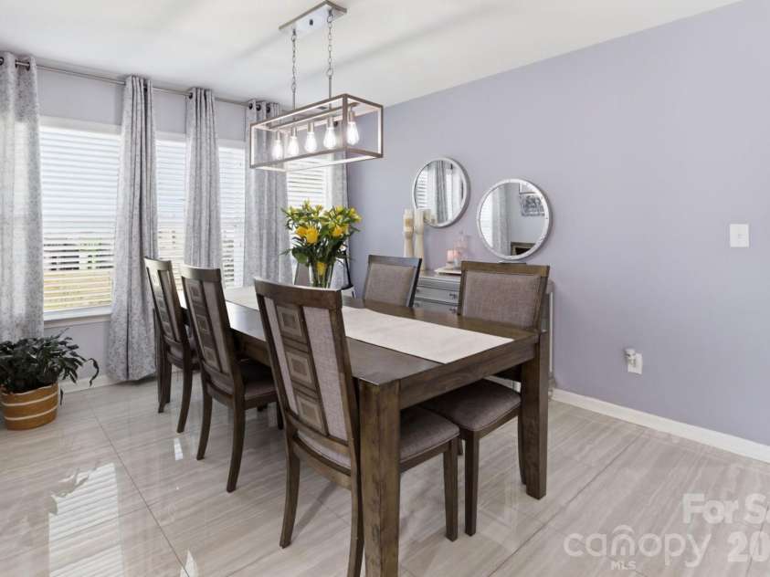 14227 Lake Crossing Drive, Charlotte, NC 28278.  MLS# CAR4372892, YatesRealty ID 24113. Bright Dining