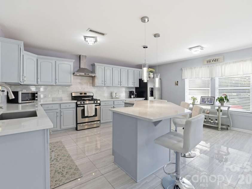 14227 Lake Crossing Drive, Charlotte, NC 28278.  MLS# CAR4372892, YatesRealty ID 24113. Deluxe Kitchen