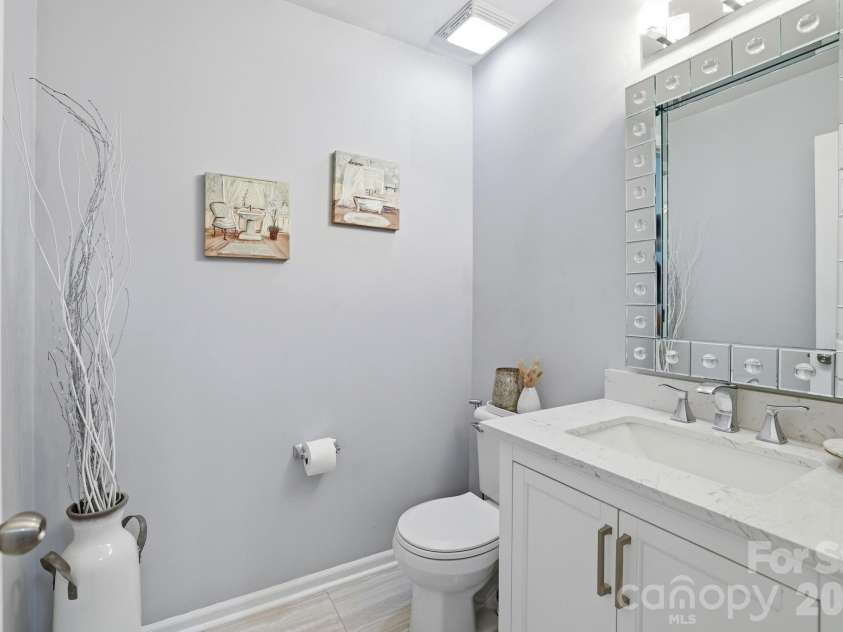 14227 Lake Crossing Drive, Charlotte, NC 28278.  MLS# CAR4372892, YatesRealty ID 24113. Half bath on main