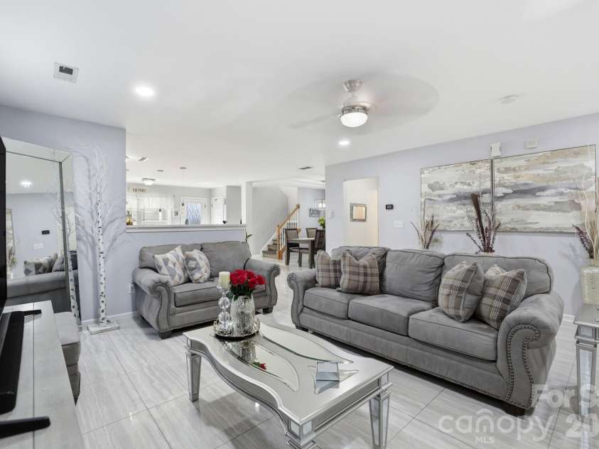 14227 Lake Crossing Drive, Charlotte, NC 28278.  MLS# CAR4372892, YatesRealty ID 24113. Large Spaces