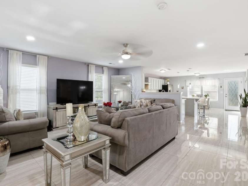 14227 Lake Crossing Drive, Charlotte, NC 28278.  MLS# CAR4372892, YatesRealty ID 24113. Open Floorplan