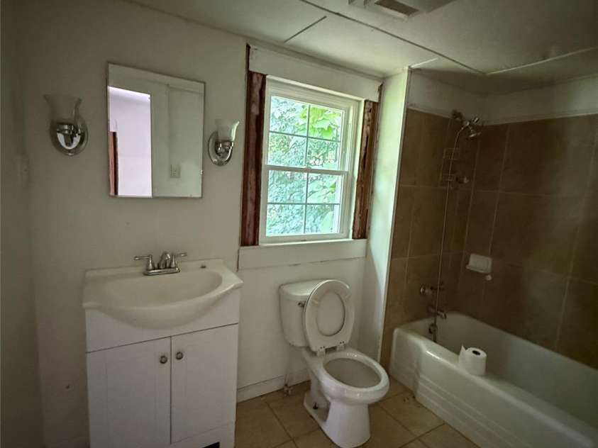 1008 Packard Avenue, Kannapolis, NC 28083.  MLS# CAR4274466, YatesRealty ID 24114. Bathroom