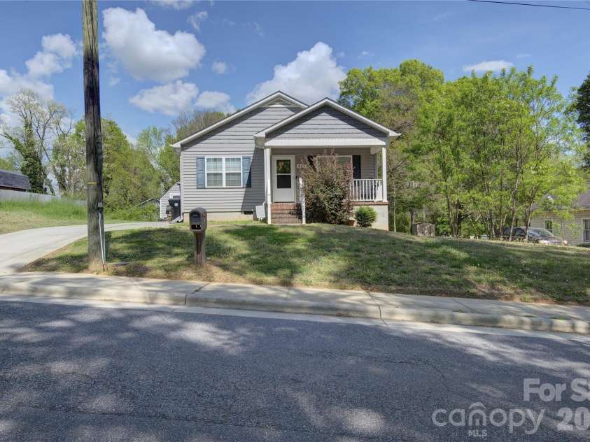 419 Academy Street, Mooresville, NC 28115.  MLS# CAR4365334, YatesRealty ID 24115. 