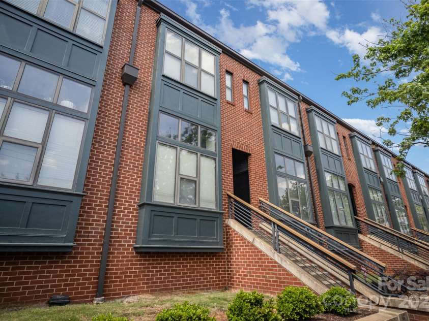 562 New Bern Station Court, Charlotte, NC 28209.  MLS# CAR4248362, YatesRealty ID 24116. 