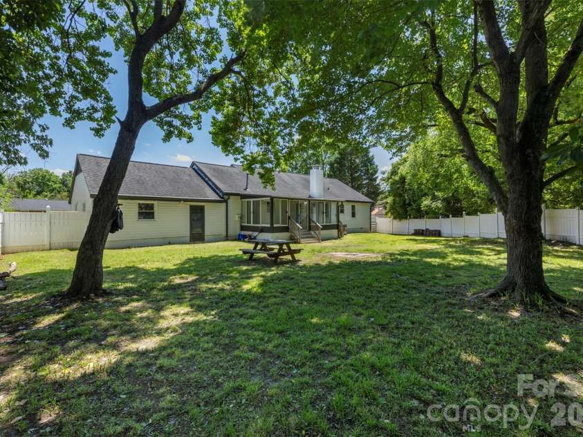 1542 Fieldcrest Circle, Rock Hill, SC 29732.  MLS# CAR4380785, YatesRealty ID 24118. Large Fenced Backyard