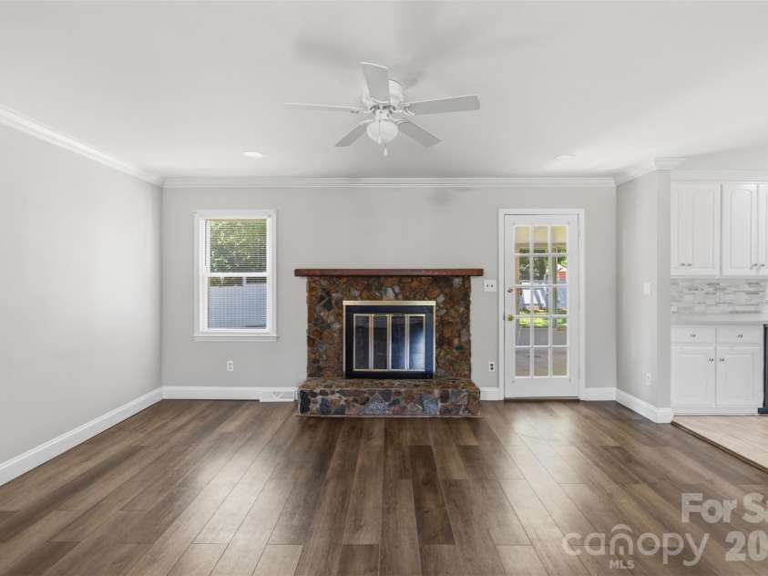 1542 Fieldcrest Circle, Rock Hill, SC 29732.  MLS# CAR4380785, YatesRealty ID 24118. Living room