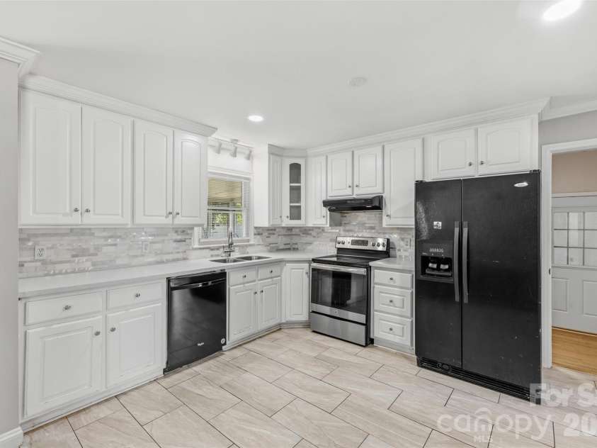 1542 Fieldcrest Circle, Rock Hill, SC 29732.  MLS# CAR4380785, YatesRealty ID 24118. Updated Kitchen
