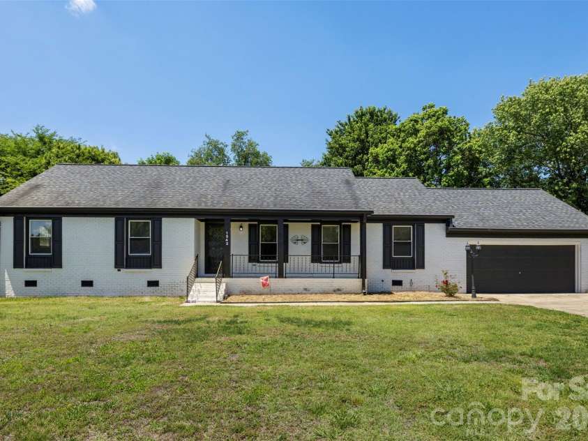 1542 Fieldcrest Circle, Rock Hill, SC 29732.  MLS# CAR4380785, YatesRealty ID 24118. Welcome Home!