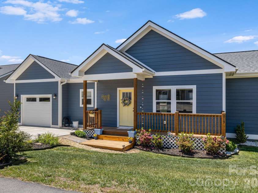 215 Oak Meadow Lane, Asheville, NC 28804.  MLS# CAR4382022, YatesRealty ID 24119. Easy Main Level Living