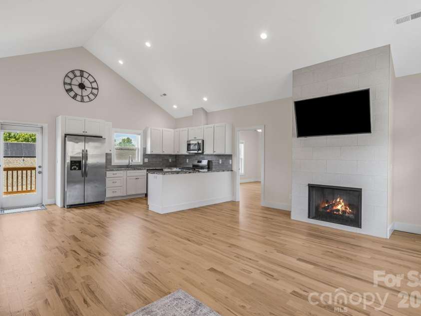 215 Oak Meadow Lane, Asheville, NC 28804.  MLS# CAR4382022, YatesRealty ID 24119. Great Room