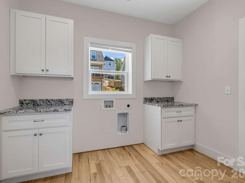 215 Oak Meadow Lane, Asheville, NC 28804.  MLS# CAR4382022, YatesRealty ID 24119. Laundry/mudroom