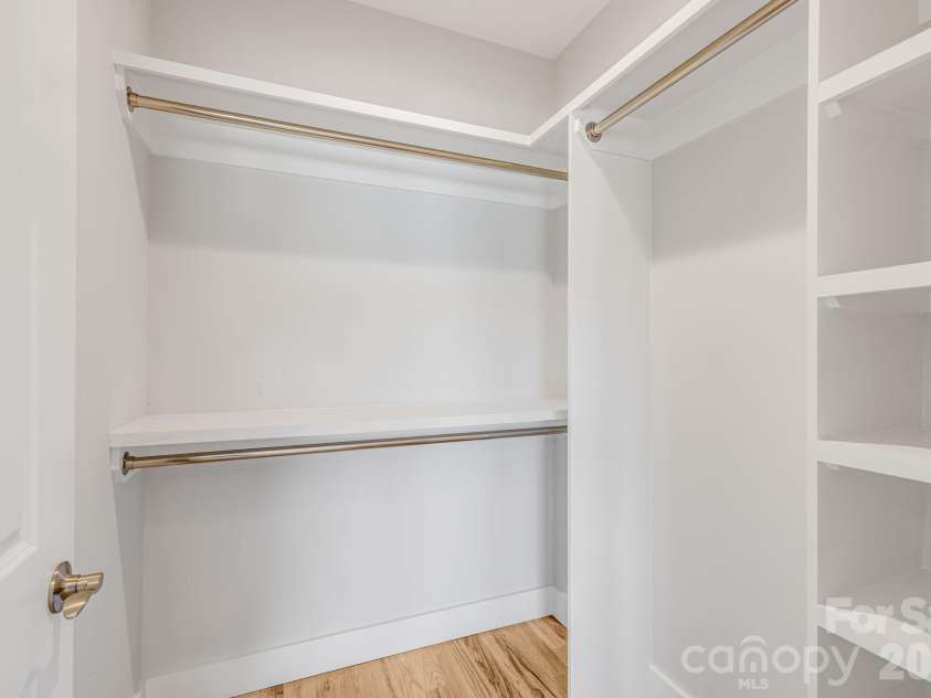 215 Oak Meadow Lane, Asheville, NC 28804.  MLS# CAR4382022, YatesRealty ID 24119. Primary Walk-in Closet