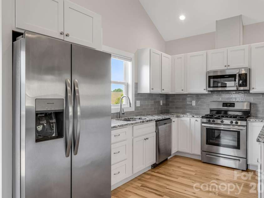 215 Oak Meadow Lane, Asheville, NC 28804.  MLS# CAR4382022, YatesRealty ID 24119. Stainless Steel Appliances