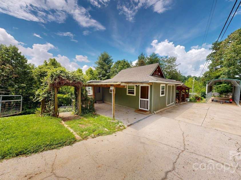 6 Sunrise Valley, Leicester, NC 28748.  MLS# CAR4283211, YatesRealty ID 2412. Guest House