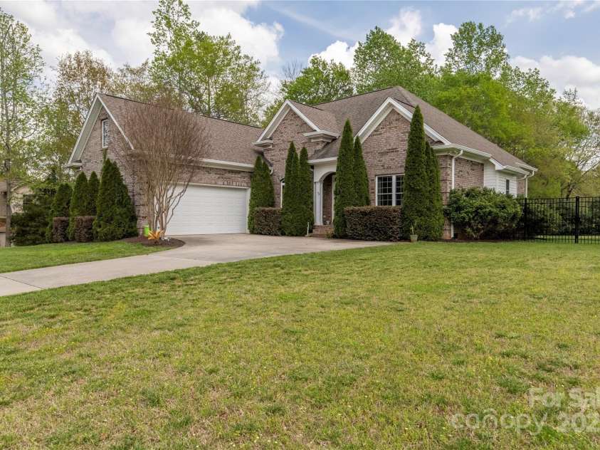 233 Highland Forest Drive, Clover, SC 29710.  MLS# CAR4302111, YatesRealty ID 24120. 