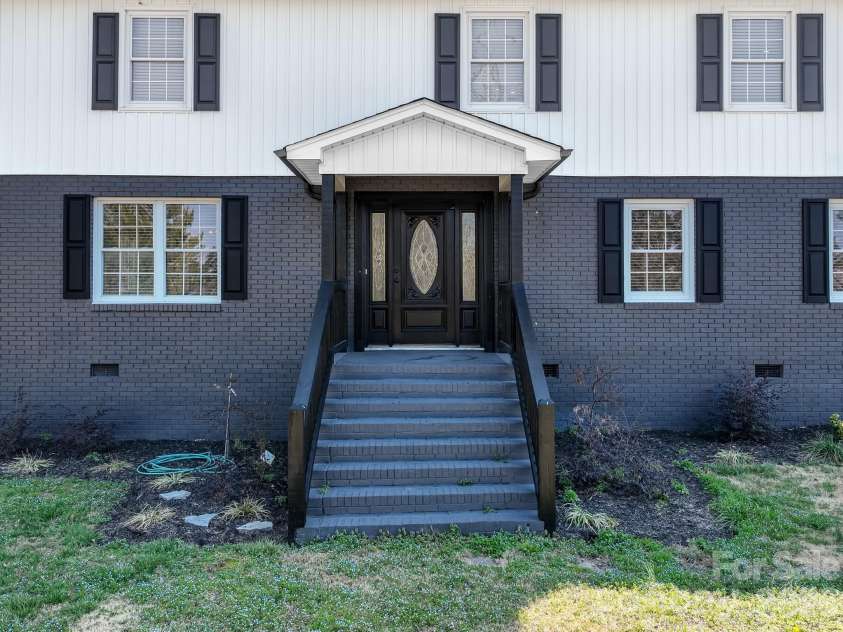 330 Skyview Drive, Catawba, SC 29704.  MLS# CAR4353532, YatesRealty ID 24122. 