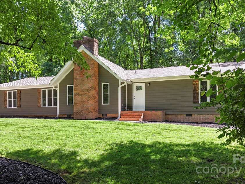 1556 Stanley Lucia Road, Mount Holly, NC 28120.  MLS# CAR4273688, YatesRealty ID 24123. 